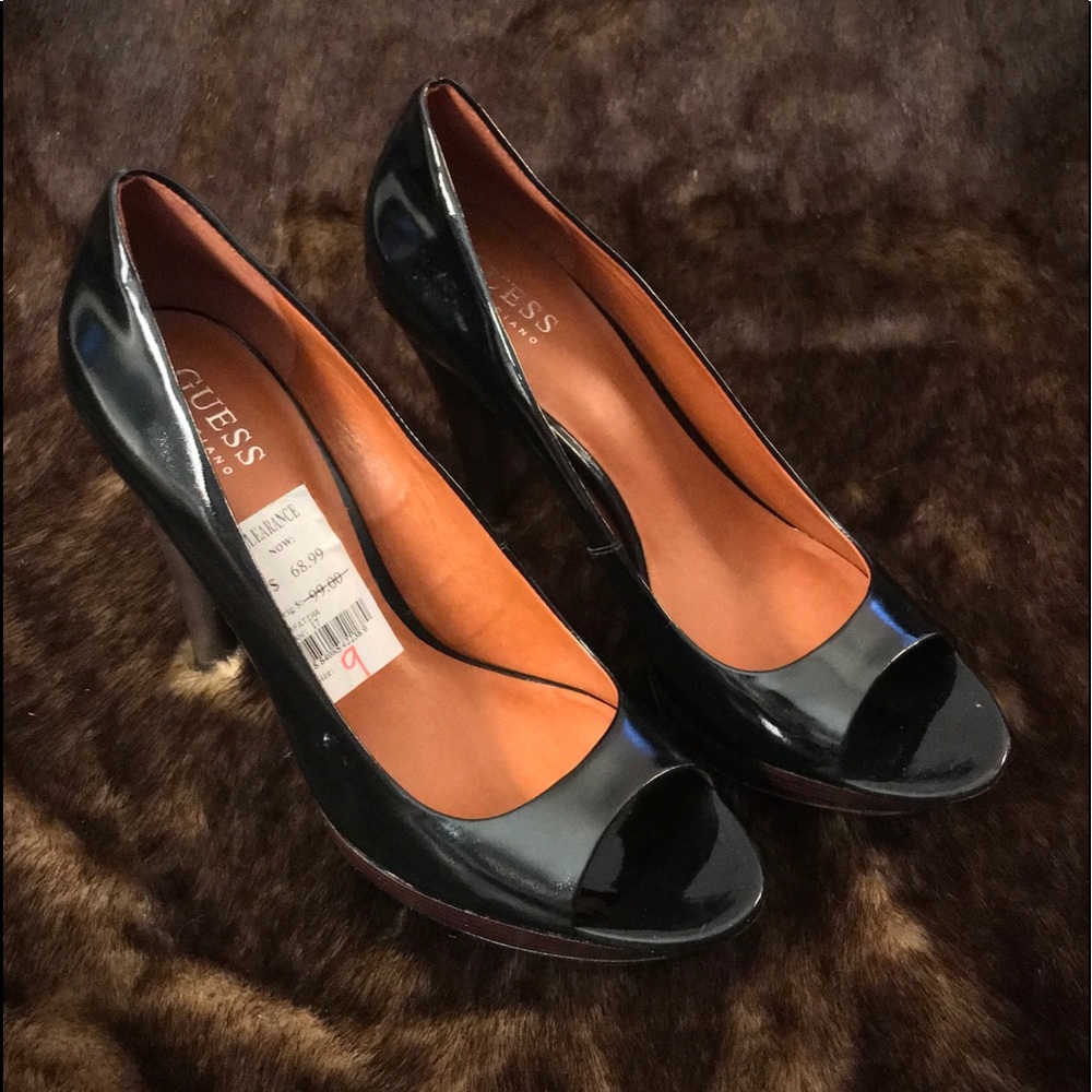 GUESS OPEN TOE PUMP